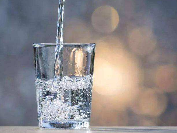 减肥期间一天喝多少水比较好？